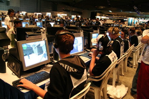 通过更多与 通过更多与